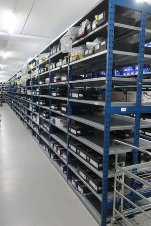 30 fag lagerreoler med indhold