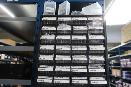 22 fag lagerreoler med indhold