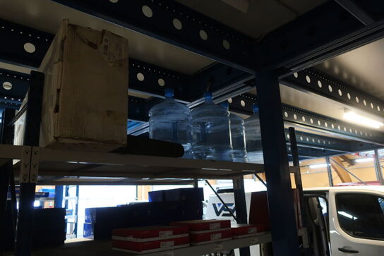 8 fag lagerreoler med indhold