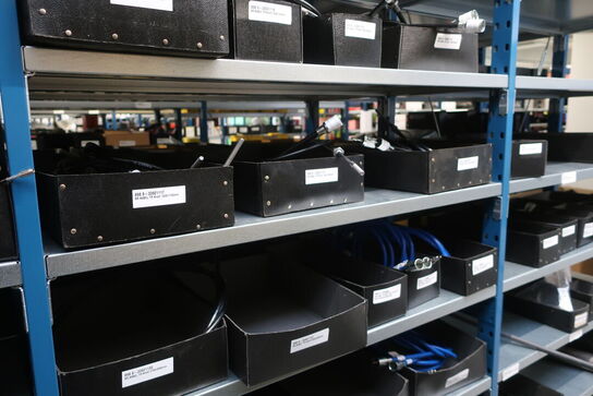 22 fag lagerreoler med indhold