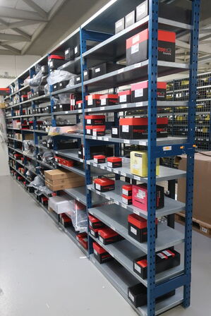 6 fag lagerreoler med indhold