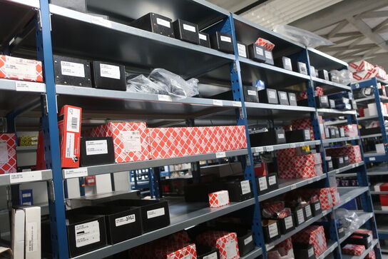 24 fag lagerreoler med indhold