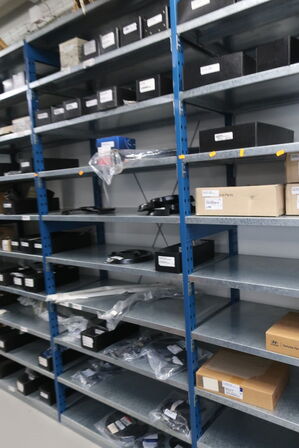 11 fag lagerreoler med indhold