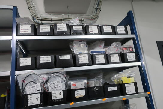 2 fag lagerreol med indhold