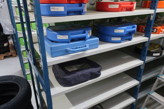 12 fag lagerreoler med indhold 