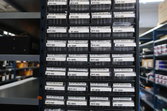 22 fag lagerreoler med indhold