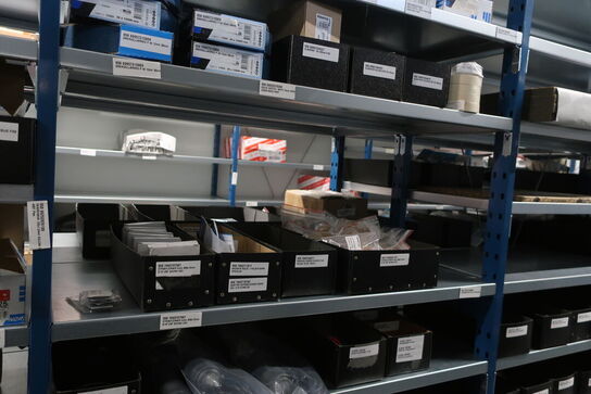 22 fag lagerreoler med indhold