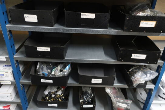 4 fag lagerreoler med indhold