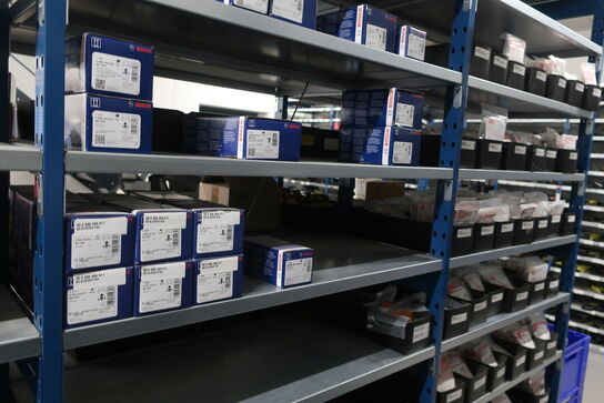 30 fag lagerreoler med indhold