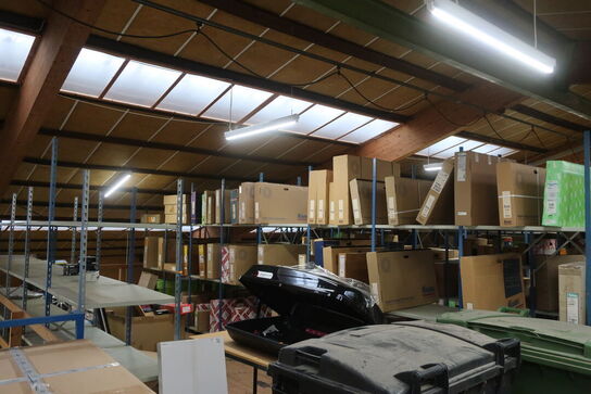 Diverse varelager samt reoler det står på 