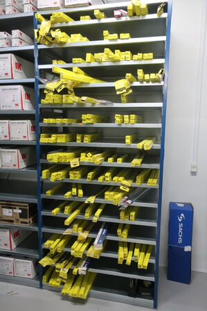 8 fag lagerreoler med indhold