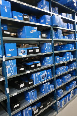 26 fag lagerreoler med indhold