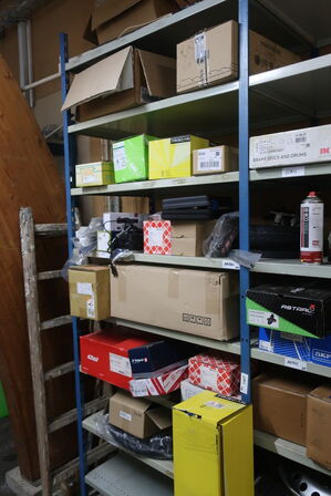 3 fag lagerreol med indhold 