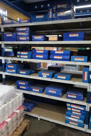 8 fag lagerreoler med indhold