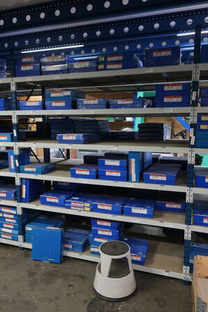 8 fag lagerreoler med indhold