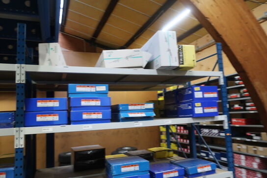 8 fag lagerreoler med indhold