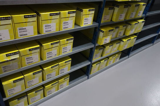 11 fag lagerreoler med indhold