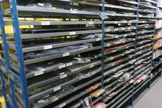 24 fag lagerreoler med indhold