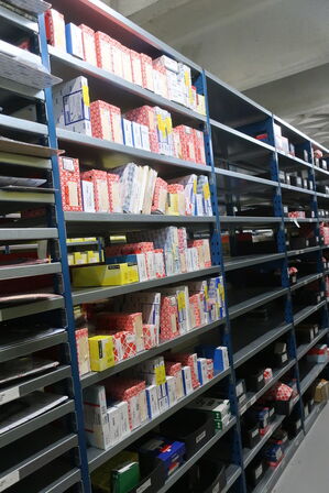 24 fag lagerreoler med indhold