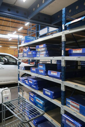 8 fag lagerreoler med indhold