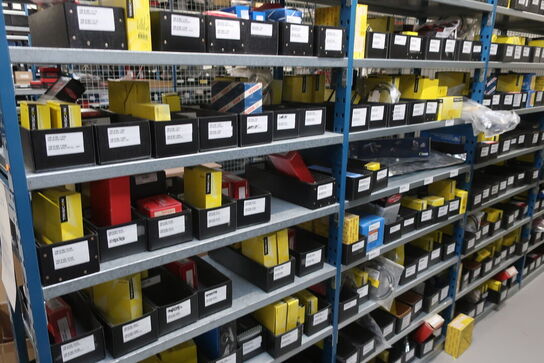 6 fag lagerreoler med indhold