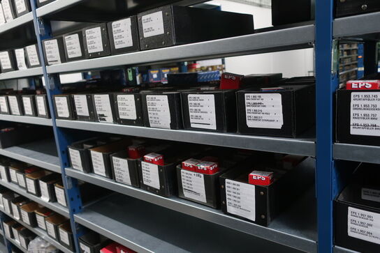 12 fag lagerreol med indhold