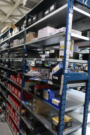 12 fag lagerreol med indhold