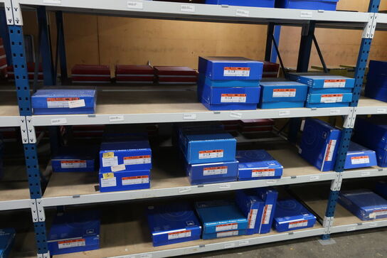 8 fag lagerreoler med indhold