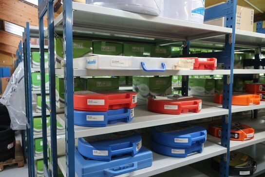 12 fag lagerreoler med indhold 