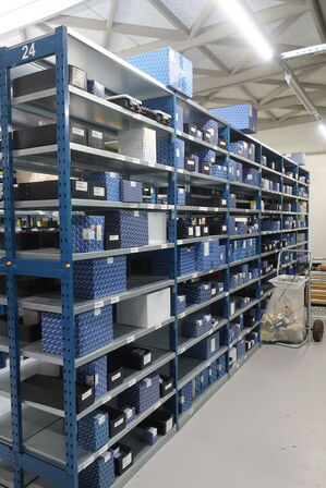 12 fag lagerreol med indhold