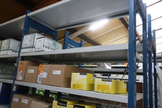 12 fag lagerreoler med indhold 