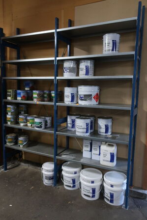 2 fag lagerreoler med indhold