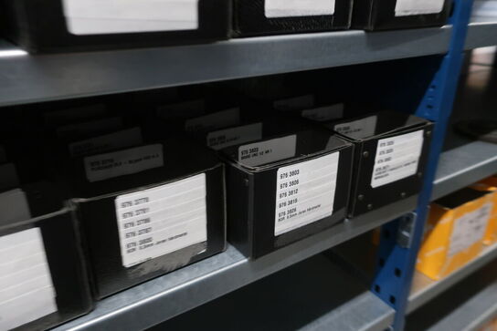 22 fag lagerreoler med indhold