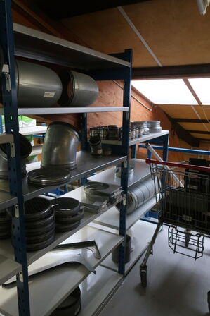 6 fag lagerreoler med indhold