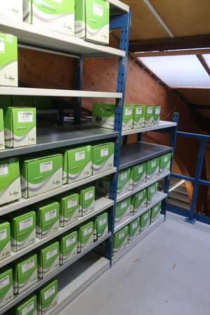 12 fag lagerreoler med indhold 