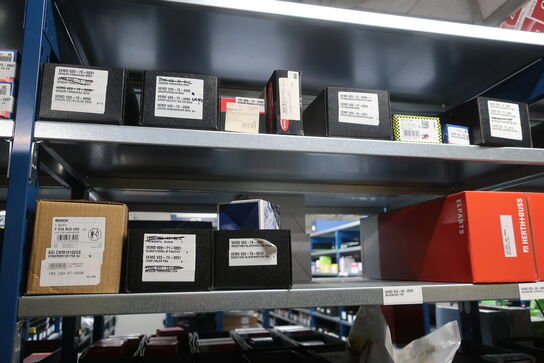 8 fag lagerreoler med indhold