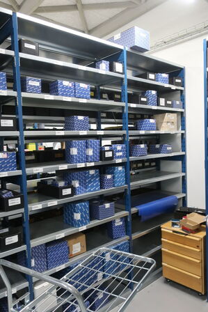 12 fag lagerreol med indhold