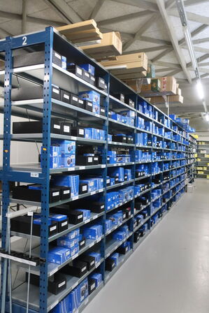 26 fag lagerreoler med indhold