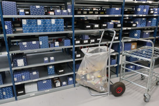 12 fag lagerreol med indhold