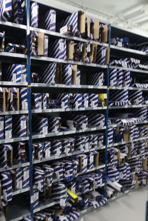 14 fag lagerreoler med indhold