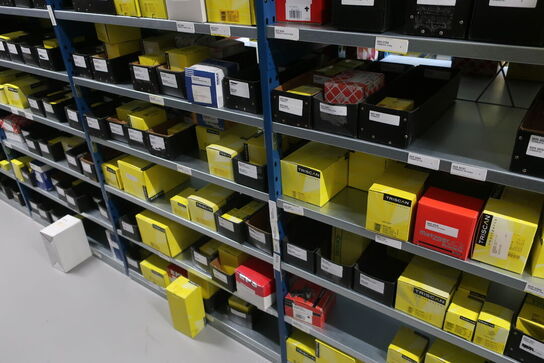 28 fag lagerreoler med indhold