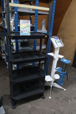 Reol samt magasinholder 