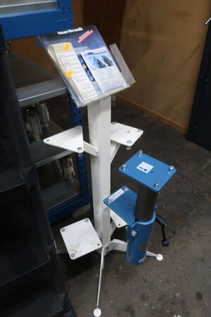 Reol samt magasinholder 