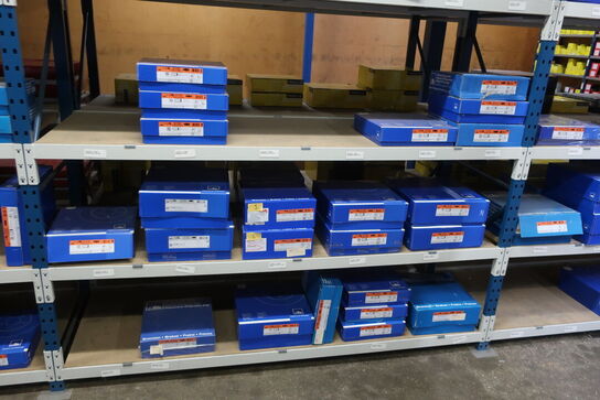 8 fag lagerreoler med indhold