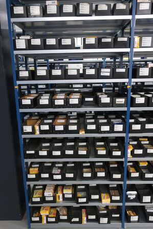 30 fag lagerreoler med indhold