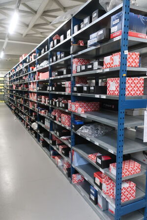 24 fag lagerreoler med indhold