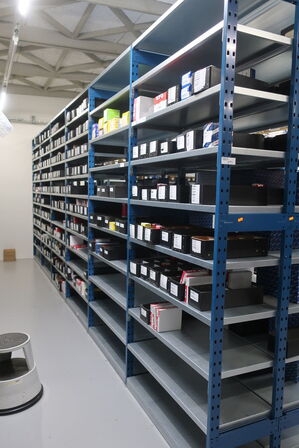 12 fag lagerreol med indhold