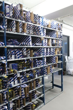 14 fag lagerreoler med indhold