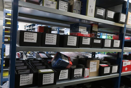 8 fag lagerreoler med indhold