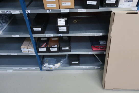 12 fag lagerreol med indhold